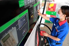 Nhân viên bơm xăng cho phương tiện tại một trạm xăng ở Hà Bắc, Trung Quốc ngày 28/6/2020. (Nguồn: THX/TTXVN) 