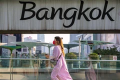 Người dân đeo khẩu trang phòng lây nhiễm COVID-19 tại Bangkok, Thái Lan. (Ảnh: THX/TTXVN) 