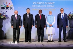 Lãnh đạo các nước thành viên nhóm BRICS (từ trái sang): Tổng thống Brazil Luiz Inacio Lula da Silva, Chủ tịch Trung Quốc Tập Cận Bình, Tổng thống Nam Phi Cyril Ramaphosa, Thủ tướng Ấn Độ Narendra Modi và Ngoại trưởng Nga Sergei Lavrov. (Ảnh: AFP/TTXVN)