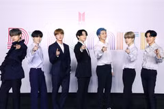Các thành viên nhóm nhạc Hàn Quốc BTS trong cuộc họp báo trực tuyến ra mắt đĩa đơn Dynamite tại Seoul, Hàn Quốc, ngày 21/8/2020. (Nguồn: Yonhap/TTXVN) 
