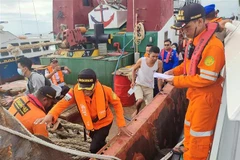 Lực lượng cứu hộ giải cứu nạn nhân trong vụ chìm phà tại Kotabaru, Nam Kalimantan, Indonesia, ngày 29/5/2022. (Ảnh: AFP/TTXVN) 