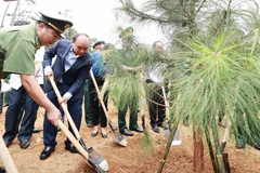 Chủ tịch nước Nguyễn Xuân Phúc cùng các đại biểu trồng cây tại Khu Di tích K9. (Ảnh: Thống Nhất/TTXVN) 