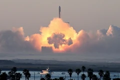 Tên lửa đẩy Super Heavy mang theo tàu vũ trụ Starship rời bệ phóng tại Boca Chica, bang Texas (Mỹ) trong lần phóng thử nghiệm thứ hai, ngày 18/11/2023. (Ảnh: AFP/TTXVN)