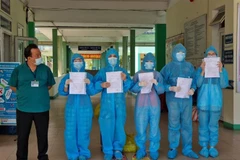 Bệnh viện Phổi Đà Nẵng công bố khỏi bệnh và cho xuất viện 5 bệnh nhân mắc COVID-19. (Nguồn: TTXVN phát) 