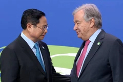 Tổng Thư ký Liên hợp quốc Antonio Guterres đón Thủ tướng Phạm Minh Chính đến dự Hội nghị COP26. (Ảnh: TTXVN) 