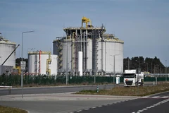 Một trạm khí tự nhiên hóa lỏng ở Swinoujscie, Ba Lan ngày 27/4/2022. (Ảnh: PAP/TTXVN) 