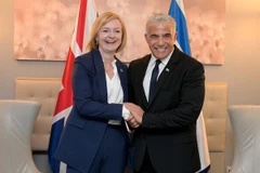 Thủ tướng Israel Yair Lapid (phải) gặp Thủ tướng Anh Liz Truss. (Nguồn: timesofisrael.com) 