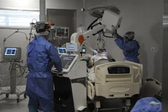 Nhân viên y tế điều trị cho bệnh nhân COVID-19 tại bệnh viện ở Mendoza, Argentina. (Ảnh: AFP/TTXVN) 