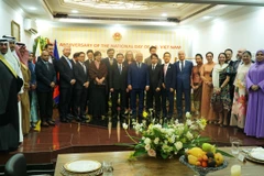 Phó Chủ tịch Quốc hội Nguyễn Khắc Định và Đại sứ Trần Anh Vũ chụp ảnh kỷ niệm cùng Đại sứ các nước tại Brunei. (Ảnh: Hằng Linh/TTXVN)