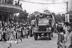 Đại đoàn 308 tiến vào Quảng trường Đông Kinh Nghĩa Thục ngày 10/10/1954. Phần mái nhà nhô ra là tòa nhà "Hàm Cá Mập" ngày nay (Ảnh tư liệu TTXVN)