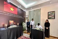 Chủ tịch Đảng JVP-NPP của Sri Lanka ghi sổ tang tưởng nhớ Tổng Bí thư Nguyễn Phú Trọng. (Nguồn: TTXVN)