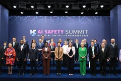 Các đại biểu chụp ảnh chung tại Hội nghị Cấp cao An toàn AI toàn cầu ở Bletchley Park, miền Trung xứ England, Vương quốc Anh, ngày 1/11/2023. (Ảnh: AFP/TTXVN)