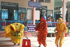 [Photo] Đội lân 'tóc dài' làm việc thiện ở tỉnh Vĩnh Long