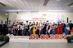 Hành khách và đại diện ngành Du lịch Thành phố Hồ Chí Minh tại Lễ đón khách đến Thành phố Hồ Chí Minh đầu năm 2021. (Ảnh: Mỹ Phương/TTXVN)