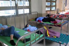 Các công nhân bị ngộ độc thực phẩm đang được điều trị tại Bệnh viện Đa khoa tỉnh Phú Yên. (Ảnh: Xuân Triệu/TTXVN) 