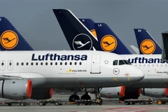 Máy bay của hãng hàng không Lufthansa tại sân bay Franz-Josef-Strauss ở Munich, Đức, ngày 27/3/2020. (Nguồn: AFP/TTXVN) 