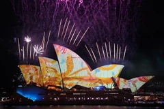 Màn pháo hoa tại Nhà hát Opera Sydney khởi đầu lễ hội ánh sáng Vivid Sydney 2023. (Ảnh: Lê Đạt/TTXVN)