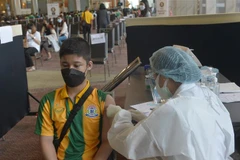 Nhân viên y tế tiêm vaccine ngừa COVID-19 cho trẻ em tại Bangkok, Thái Lan, ngày 19/10/2021. (Ảnh: THX/TTXVN) 