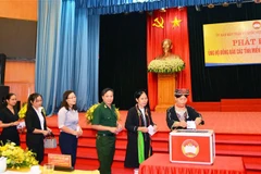 Quyên góp ủng hộ đồng bào miền Trung chịu ảnh hưởng do thiên tai, lũ lụt vừa qua. (Ảnh: Nam Sương/TTXVN) 