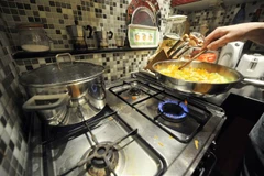 Sử dụng bếp gas tại Berlin, Đức. (Ảnh: AFP/TTXVN) 