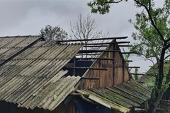 Nhà dân ở thôn Sử Pán, xã Bản Hồ, thị xã Sa Pa bị tốc mái do giông lốc. (Ảnh: Hương Thu/TTXVN) 