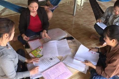 Người dân làm đơn tố giác vợ chồng bà Yến. (Ảnh: TTXVN phát)