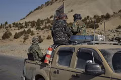 Các lực lượng Taliban tuần tra tại tỉnh Badghis, Afghanistan ngày 17/10/2021. (Ảnh: AFP/TTXVN) 