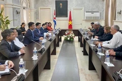 Đoàn đại biểu Bộ Tư pháp do Bộ trưởng Lê Thành Long dẫn đầu làm việc với lãnh đạo Tòa Án Nhân dân Tối cao Cuba. (Ảnh: Mai Phương/TTXVN)