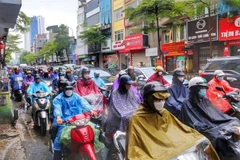 Phố Tây Sơn tắc nghẽn vào sáng 6/6 khi trời đổ mưa. (Ảnh: Tuấn Đức/TTXVN) 