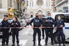 Cảnh sát phong tỏa hiện trường vụ tấn công bằng dao ở thành phố Nice, Pháp ngày 29/10/2020. (Nguồn: AFP/TTXVN) 