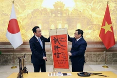 Thủ tướng Phạm Minh Chính tặng Thủ tướng Nhật Bản Kishida Fumio bức thư pháp "Chân thành-Tình cảm-Tin cậy." (Ảnh: Dương Giang/TTXVN) 
