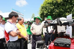 Thủ tướng Phạm Minh Chính khảo sát mô hình nông nghiệp công nghệ cao, sản xuất lúa của Hợp tác xã Dịch vụ Nông nghiệp Thắng Lợi tại Đồng Tháp. (Ảnh: Dương Giang/TTXVN)