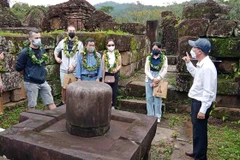 Du khách tham quan bộ sinh thực khí liền khối Linga-Yoni. (Ảnh: Đoàn Hữu Trung/TTXVN) 