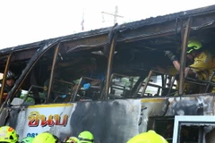 Lực lượng cứu hộ làm nhiệm vụ tại hiện trường vụ cháy xe buýt ở ngoại ô Bangkok, Thái Lan ngày 1/10/2024. (Ảnh: THX/TTXVN)