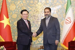 Chủ tịch Quốc hội Vương Đình Huệ tiếp Tỉnh trưởng Isfahan Reza Mortazavi. (Ảnh: Doãn Tấn/TTXVN)