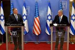 Ngoại trưởng Mỹ Mike Pompeo (trái) trong cuộc họp báo chung với Thủ tướng Israel Benjamin Netanyahu sau cuộc gặp tại Jerusalem ngày 24/8/2020. (Nguồn: AFP/TTXVN)