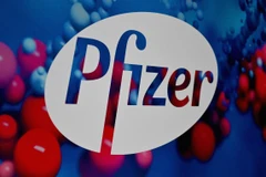 Biểu tượng Pfizer tại trụ sở của hãng ở New York, Mỹ. (Ảnh: AFP/TTXVN)
