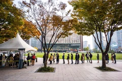 Người dân xếp hàng chờ lấy mẫu xét nghiệm COVID-19 tại Seoul, Hàn Quốc ngày 3/11/2021. (Ảnh: AFP/TTXVN) 