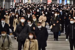 Người đi đường đeo khẩu trang phòng dịch COVID-19 tại Tokyo, Nhật Bản. (Ảnh: AFP/TTXVN) 