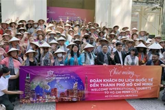 Chương trình chào đón đoàn khách du lịch quốc tế đến từ Mỹ. (Ảnh: Mỹ Phương/TTXVN) 