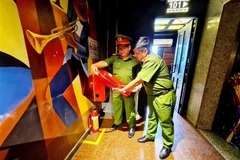 Đoàn kiểm tra của Công an quận 8 kiểm tra các điều kiện về an toàn phòng cháy chữa cháy tại quán Karaoke ICool. (Ảnh: TTXVN phát) 