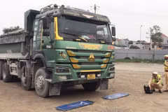Lực lượng Cảnh sát giao thông kiểm tra tải trọng xe. (Nguồn: CSGT)