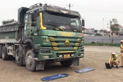 Lực lượng Cảnh sát giao thông kiểm tra tải trọng xe. (Nguồn: CSGT)