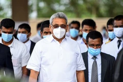 Tổng thống Sri Lanka Gotabaya Rajapaksa (giữa) tới dự một sự kiện ở thủ đô Colombo, ngày 28/5/2020. (Ảnh: AFP/TTXVN) 