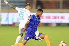 Pha phá bóng trước khung thành trong trận đấu giữa Câu lạc bộ Thép Xanh Nam Định và Câu lạc bộ Khánh Hòa. (Ảnh: Công Luật/TTXVN)