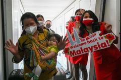 Chào đón du khách tới Malaysia tại sân bay quốc tế Kuala Lumpur, ngày 2/4/2022. (Ảnh: AFP/TTXVN) 