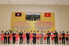 Đại biểu cắt băng khánh thành và bàn giao Trường Quân sự tỉnh Xaysomboun sử dụng nguồn vốn viện trợ không hoàn lại của Việt Nam cho Lào. (Ảnh: Phạm Kiên/TTXVN) 