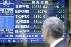 Màn hình hiển thị các chỉ số chứng khoán tại Tokyo, Nhật Bản. (Ảnh: Kyodo/TTXVN) 