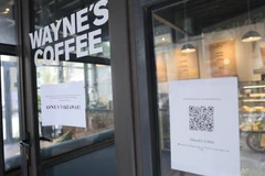 Một quán càphê dán thông báo chỉ bán mang về. (Ảnh: Hoàng Hiếu/TTXVN) 