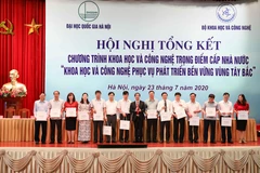 Phó Giáo sư, Tiến sỹ Nguyễn Kim Sơn, Giám đốc Đại học Quốc gia Hà Nội bàn giao sản phẩm khoa học và công nghệ cho các tỉnh vùng Tây Bắc. (Ảnh: Thanh Tùng/TTXVN) 